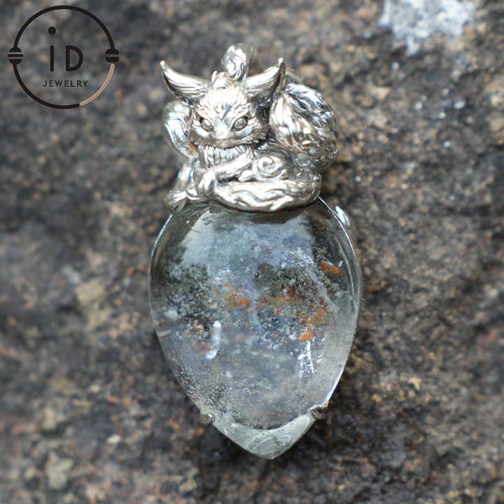 Fuchsgeist-Kristallanhänger - Handgefertigter Schmuck aus 925er Sterlingsilber mit Geisterstein, einzigartiger Fantasy-Anhänger, perfektes Geschenk für besondere Anlässe für den Großhandel von idjewelry