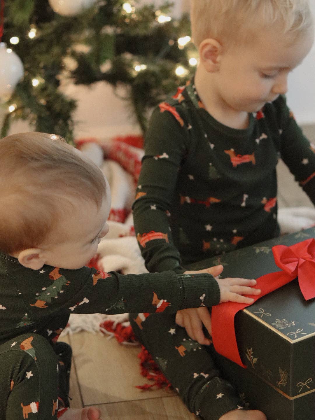 Sunday Littles – wholesale Sleepsuit – Baby – Little Zippers in Jingle Pups2