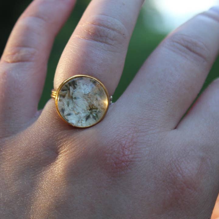 Bague ajustable fleur véritable, bijoux de style bohème en or, bijoux de respiration préservée pour bébés, cadeaux de moins de 30 ans pour la vente par With Grace Jewelers