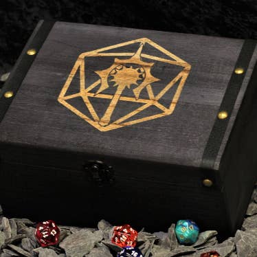 Scatola per dadi incisa con simbolo Cleric Class per la vendita all'ingrosso da parte di Fandomonium