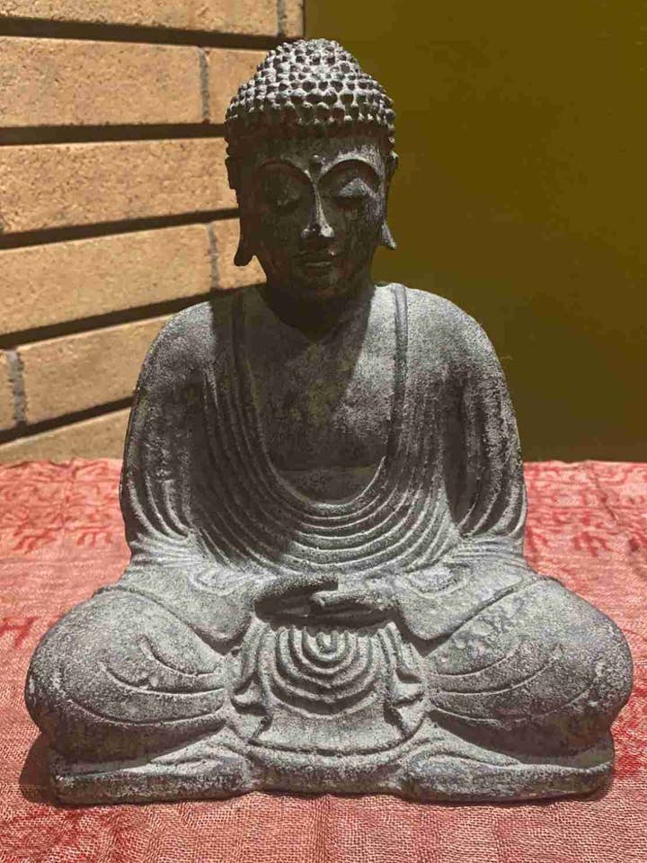Statue de Bouddha Dhyana en cendres volcaniques pour la vente par Katmandu Trading Co.