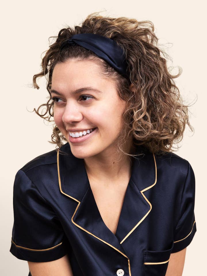 Fascia per capelli Bardot Twist in Blue Nights per la vendita all'ingrosso da parte di Ad Astra the Label