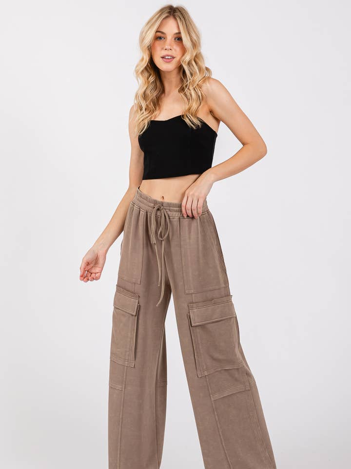 PANTALON CARGO EXTENSIBLE DÉLAVÉ AUX MINÉRAUX pour la vente par Sewn and Seen