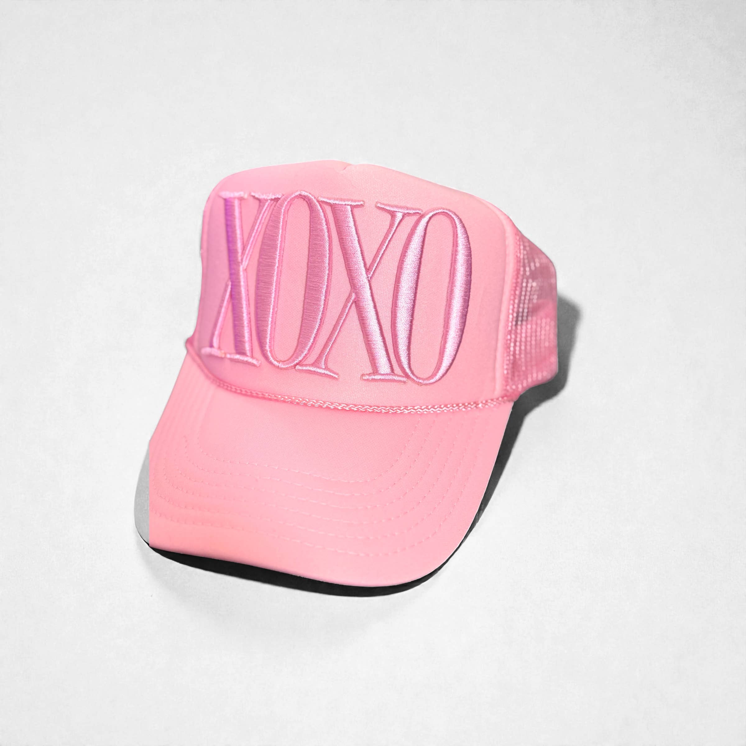 Shop Althea Designs - Vente Casquette de camionneur – femme - Casquette de camionneur rose XOXO – Casquette de Saint-Valentin brodée en satin bouffant3