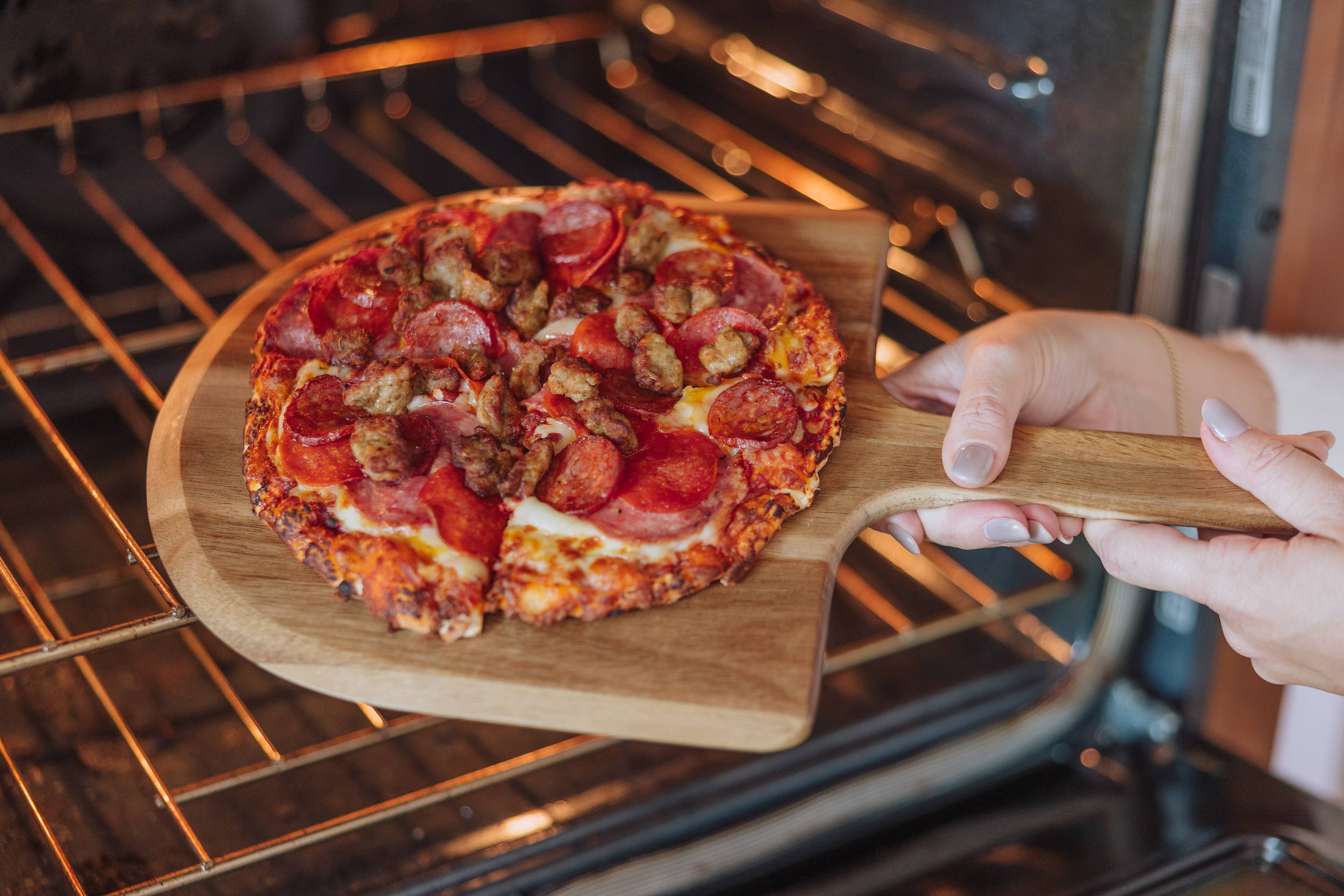 Picnic Time Family of Brands - Vente Plateaux de service - Ensemble de 2 pelles à pizza personnelles en acacia.9