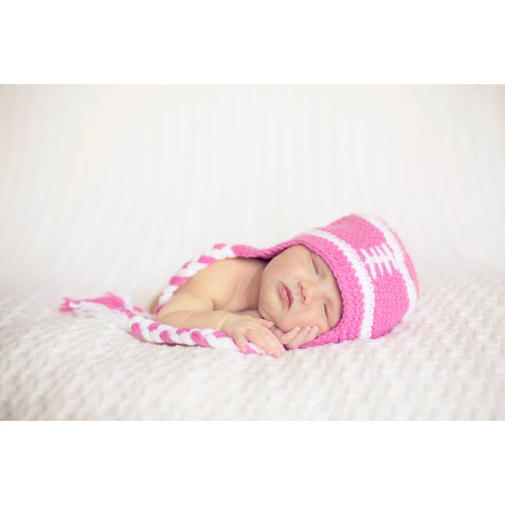 Bonnet cadeau de football rose et blanc fait main en crochet pour la vente par The Daisy Baby LLC