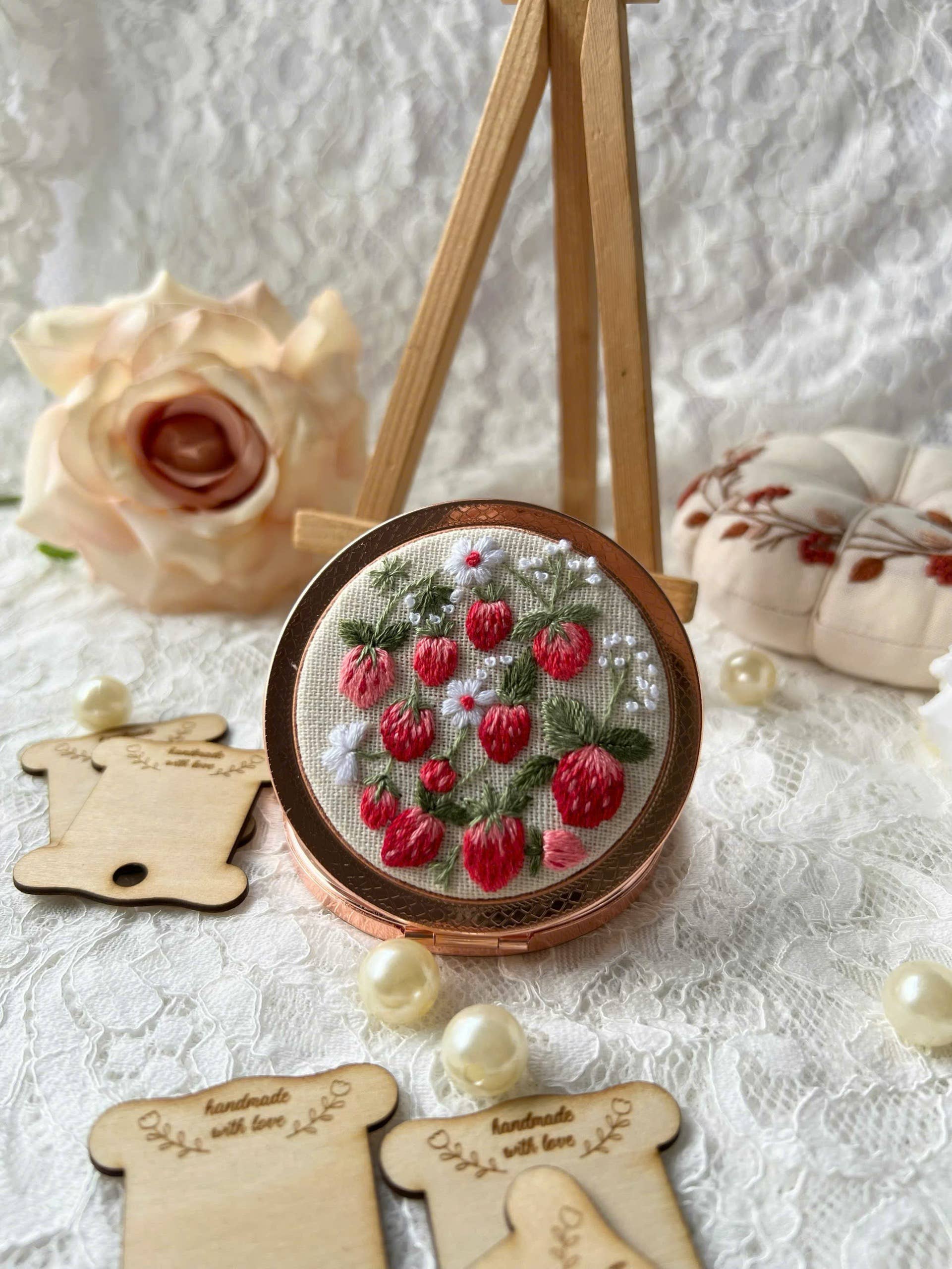 Maple Dream Store – Engroshandel Kompaktspejl – Lomme-spejl med vintage blomstermotiv, håndbroderet1