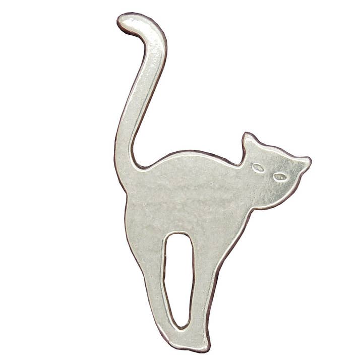 William Sturt Fine Pewter - Venta al por mayor Broches - Broche de peltre con forma de gato — gato arqueado fundido a mano por William Sturt2