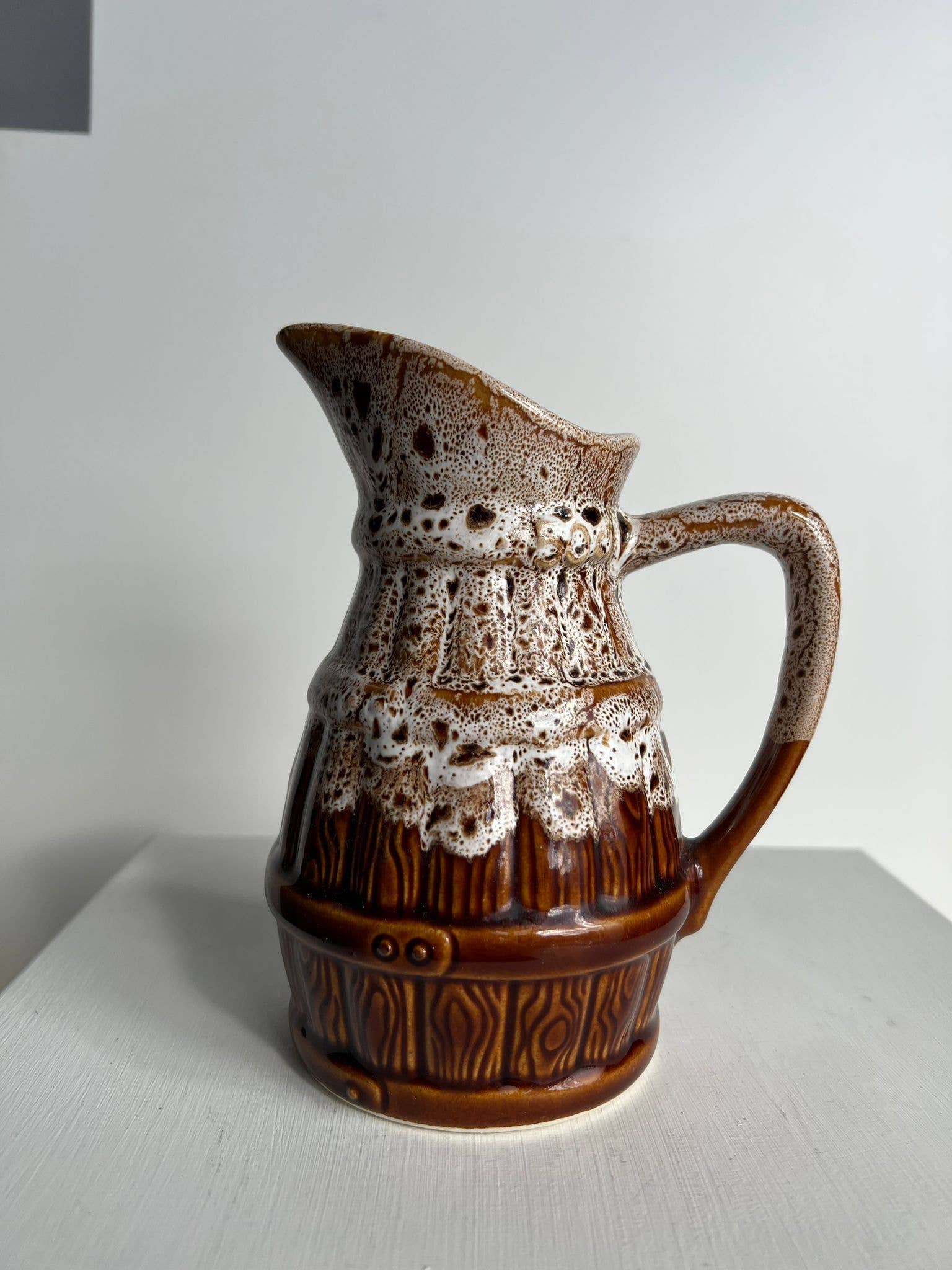 Office Objets – Objeto de mesa decorativo por atacado – Pequena jarra decorativa cerâmica vidrada com motivo de barril de cerveja13