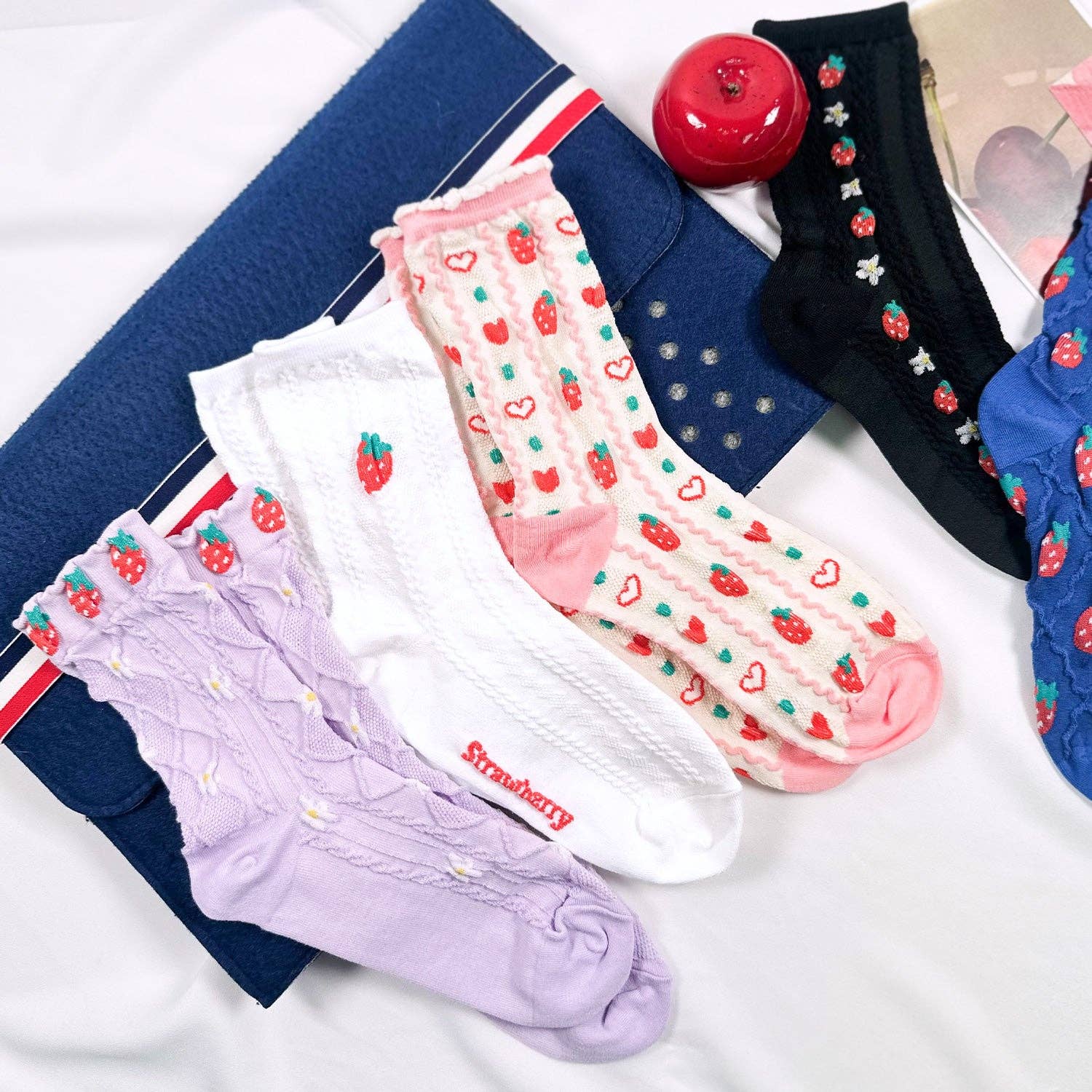 7DAYSSOCKS – wholesale Socks – Women's – Women's Crew Strawberry Pattern Socks7
