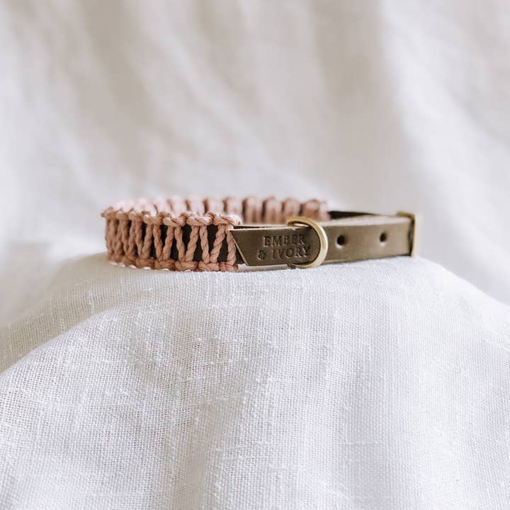EMBER & IVORY - Vente Collier – chien - Collier pour chien en macramé et cuir Olive/Blush