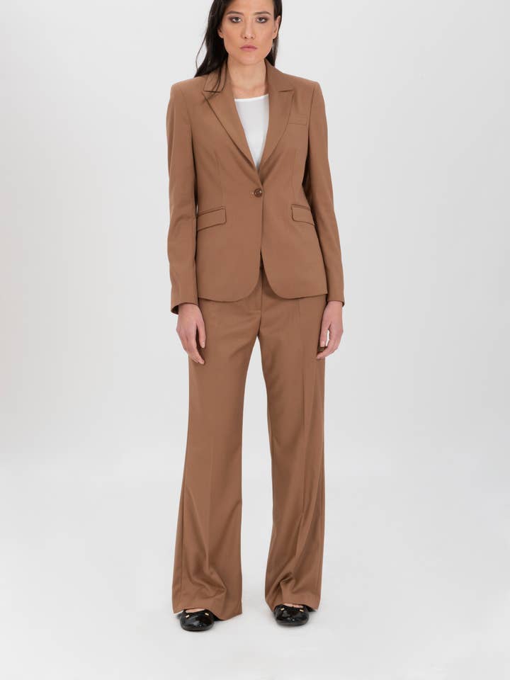 Suit med enradet blazer og klassiske snitbukser for engroshandel hos EUTHEA’