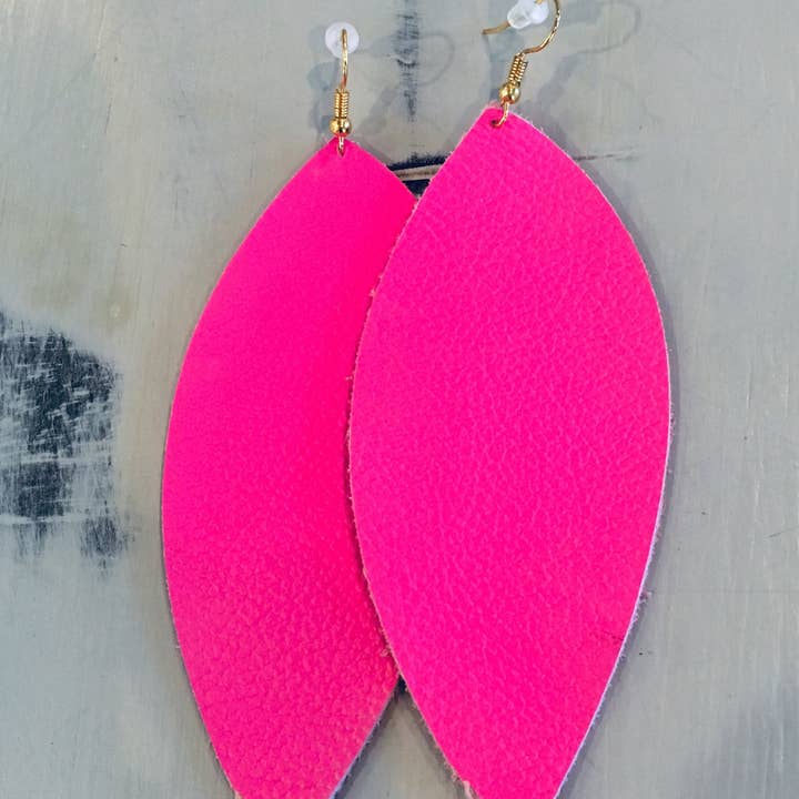 Orecchini in pelle rosa magenta per la vendita all'ingrosso da parte di JAG/ged Edge Jewelry