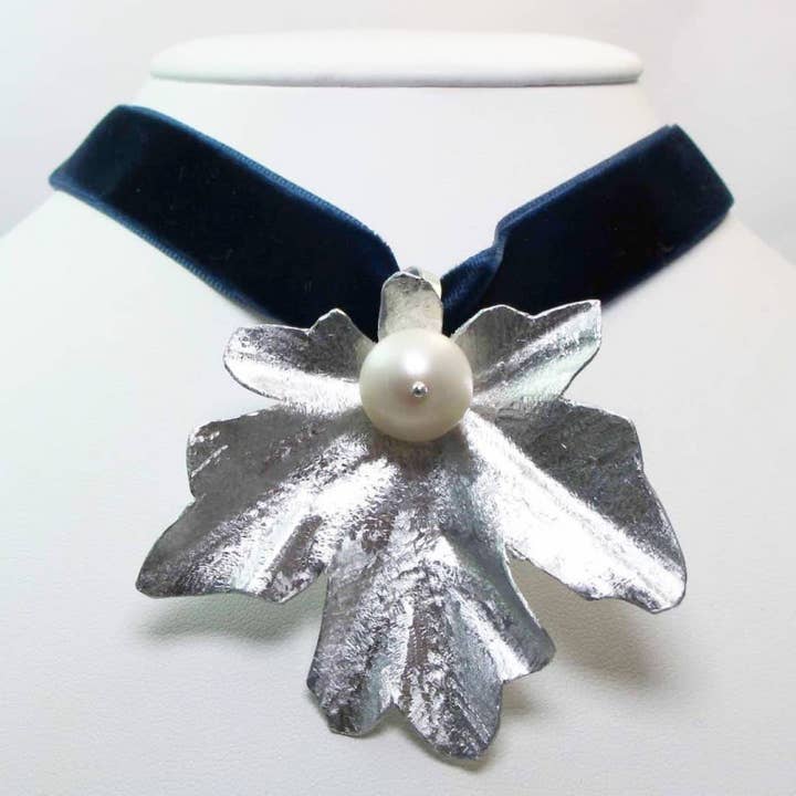 Girocollo in velluto blue con foglia in alluminio con perla per la vendita all'ingrosso da parte di Giulia Sorvillo di Serino