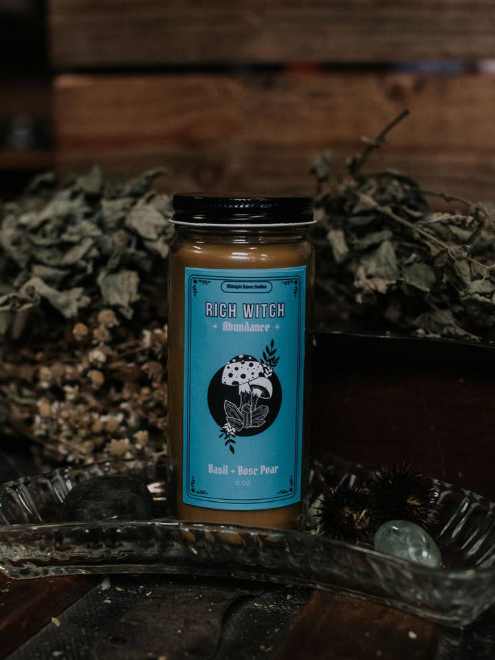 Vela de Manifestación de Bruja Rica | Albahaca y Pera Bosc para venta al por mayor de Midnight Raven Studios