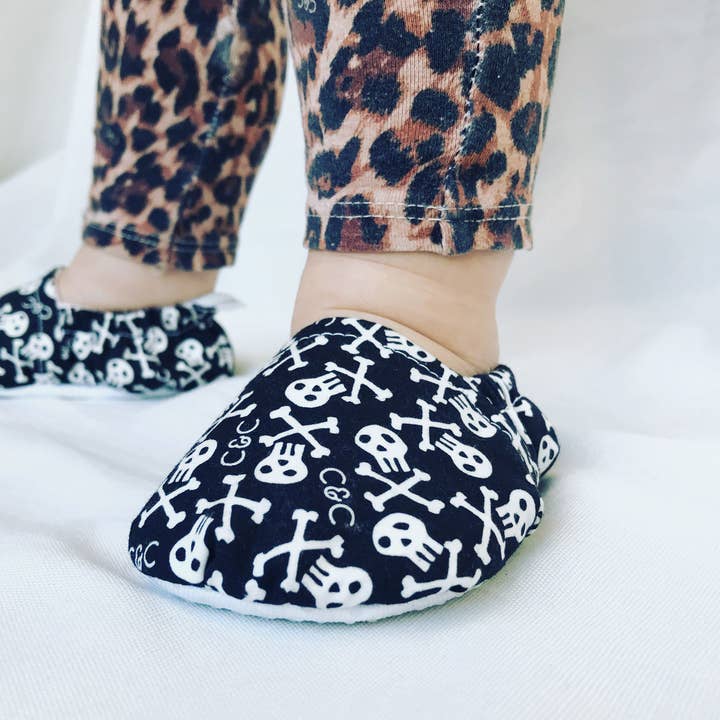 Chaussons bébé Mono Skullz pour la vente par Chuckles & Caz