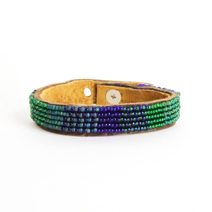 Liten lutande påfågelpärllädermanschett för wholesale av Swahili Coast