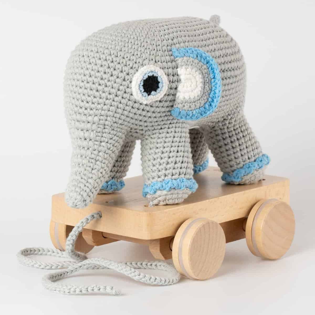 SindiBaba – Großhandel Klassisches Spielzeug – Kinder – Gehäkeltes Nachziehtier Elefant JUMBO in Blau1