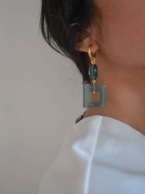 Chunky asymetriske dingle bøjler i flaskegrøn for engroshandel hos Statemode