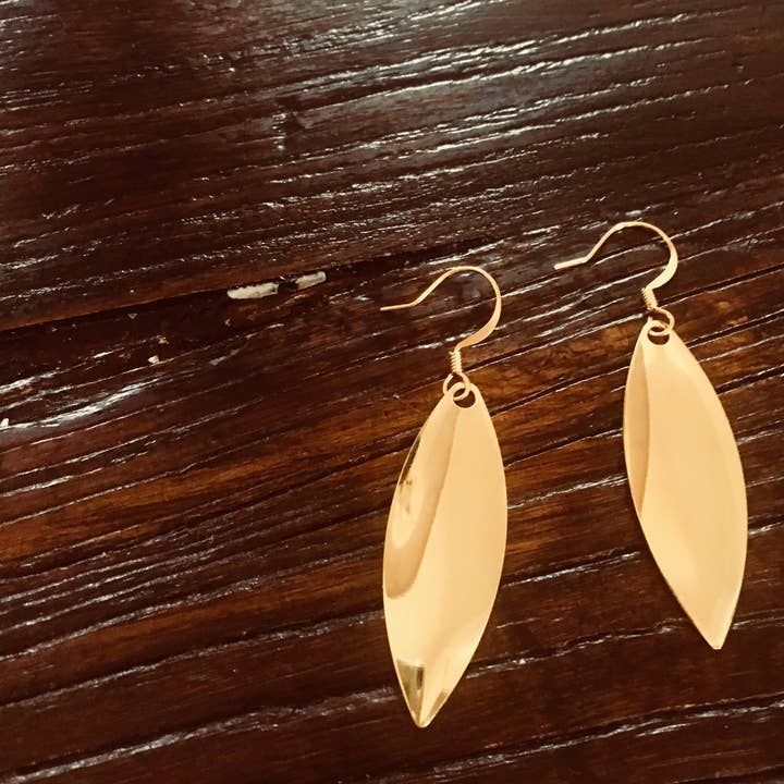 Simple Glam Gold Statement-Ohrringe für den Großhandel von JAG/ged Edge Jewelry