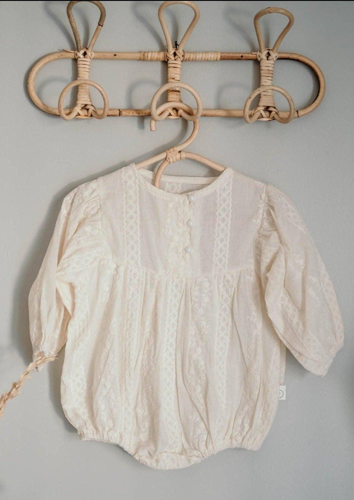 Laney + Sy – Bodysuit - Bebé por atacado – Body de Bordado Quinn6