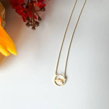 Colar com pingente Mountain Range por atacado de Lilac and Rose