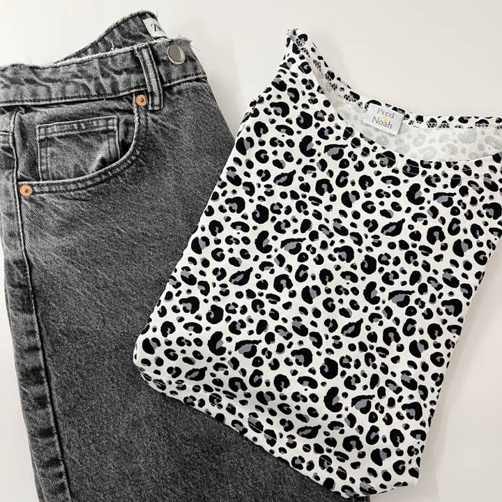 Fred & Noah – wholesale Nursing top – Maternity – Monochrome Leopard print Breastfeeding Top2