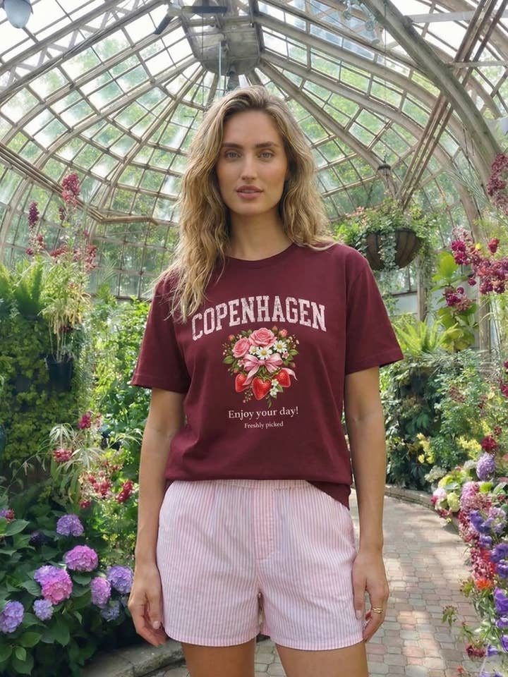 T-shirt unissexo orgânica Copenhagen 180 GSM estampada com padrão floral de morango por atacado de Missi Clothing