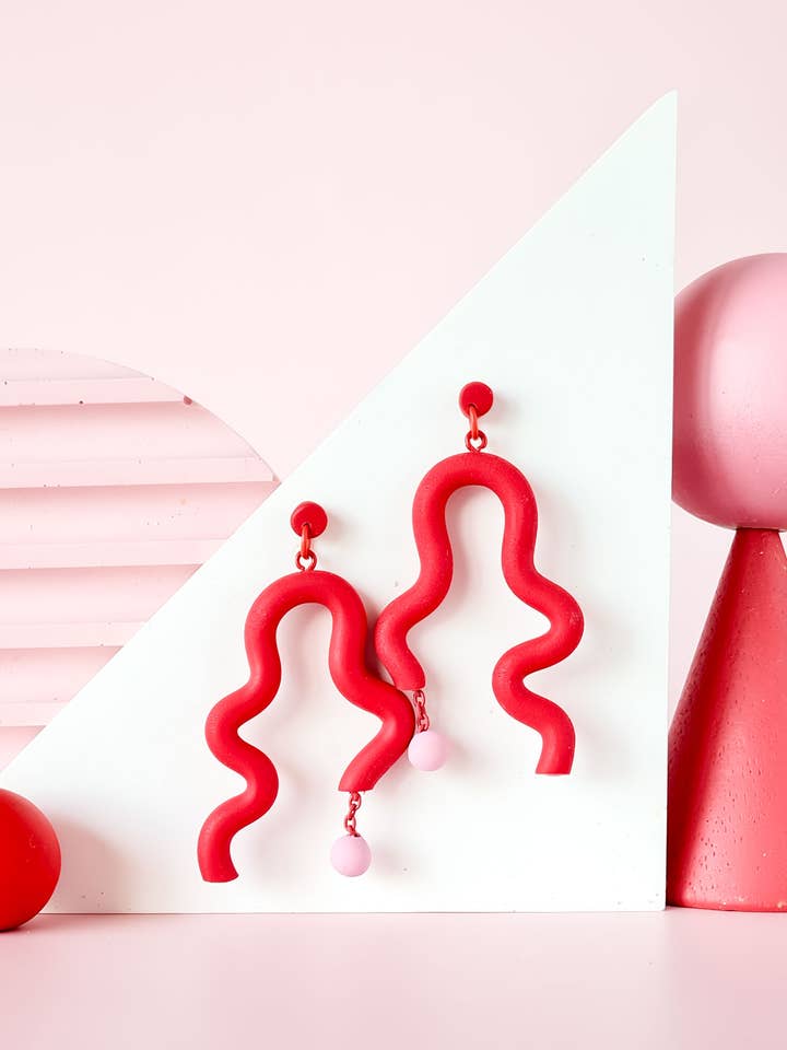 Orecchini pendenti a zigzag in argilla polimerica stile Memphis rosso rosa per la vendita all'ingrosso da parte di Mono