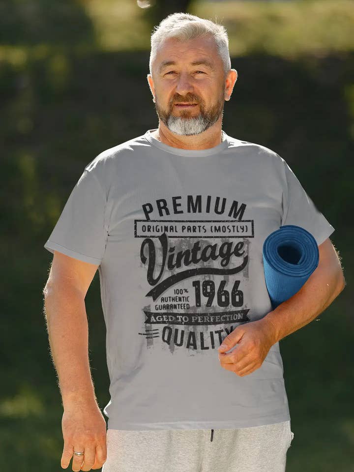 ULTRABASIC - T-shirt cadeau d'anniversaire illustré 1966 Aged to Perfection pour homme pour la vente par ULTRABASIC