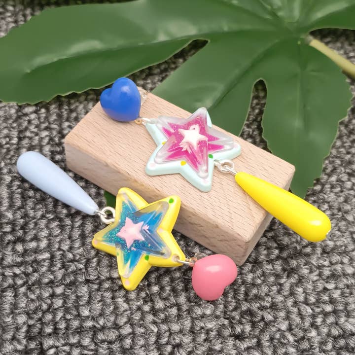 Mio Queena - Wholesale Hangende/ronde oorbellen - YK - Dopamine gekleurde oorstekers met stervormige bedel2