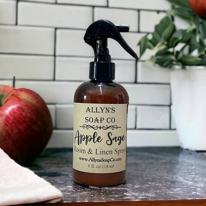 Spray d'ambiance Apple Sage pour la vente par Allyn’s Soap Co.