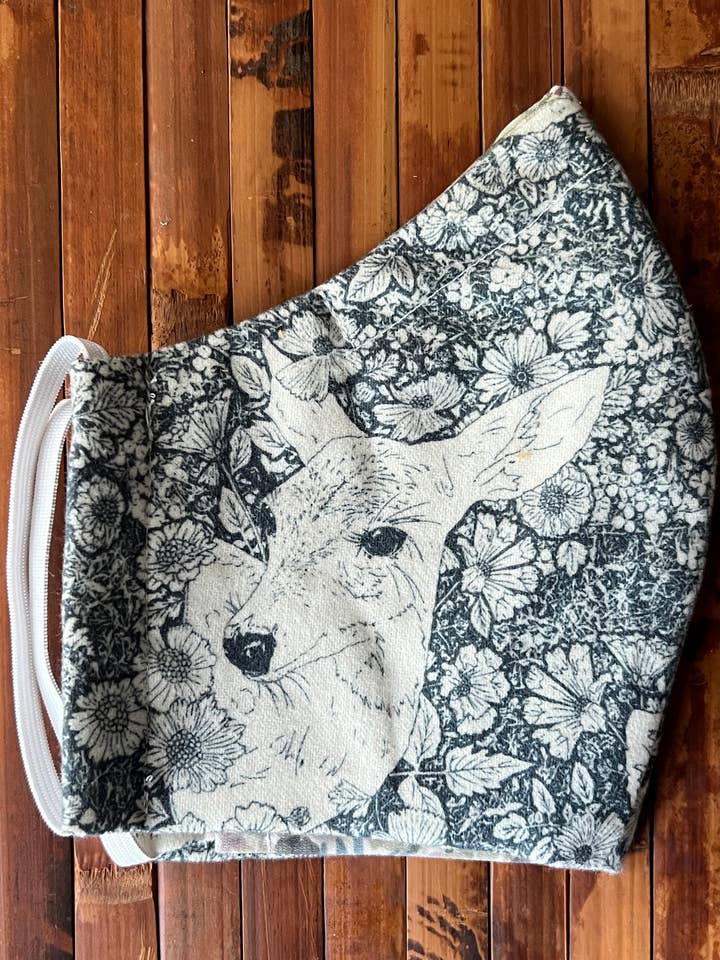 Masque facial pour animaux des bois | Goblincore Forest Flannel pour la vente par Ragavon