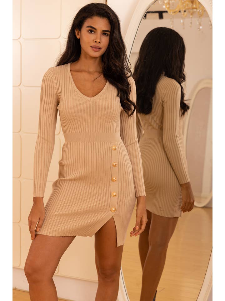 Beige Pull en maille avec boutons dorés , qualité supérieure . en vente sur Faire
