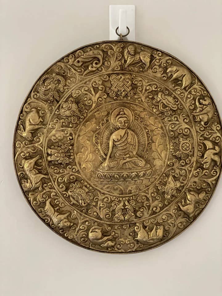 Tentures murales en laiton Dhyani Buddha en métal pour la vente par Numri Design