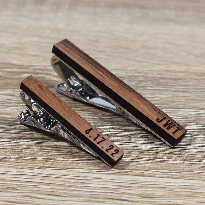Personlig slipsklämma | Valnötsträ för wholesale av Groomsman Gear