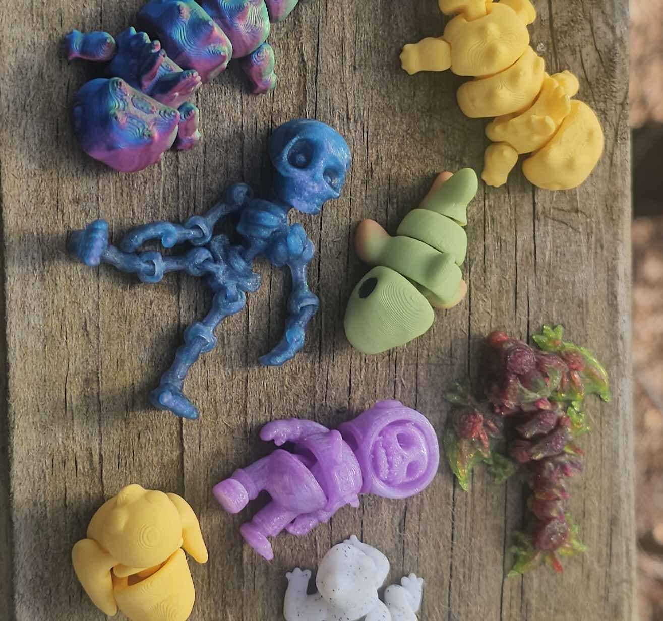 Pretzel Prints – wholesale Fidget toy – Kids – Mini Gumball Machine Fidget Toys, Small Desk Pet for Kids