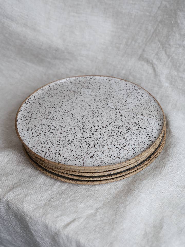 Assiettes Blanches Mates Mouchetées Fait Main, Poterie Minimaliste, Céramique, Fabriquées sur Commande pour la vente par Ellie Begin Design