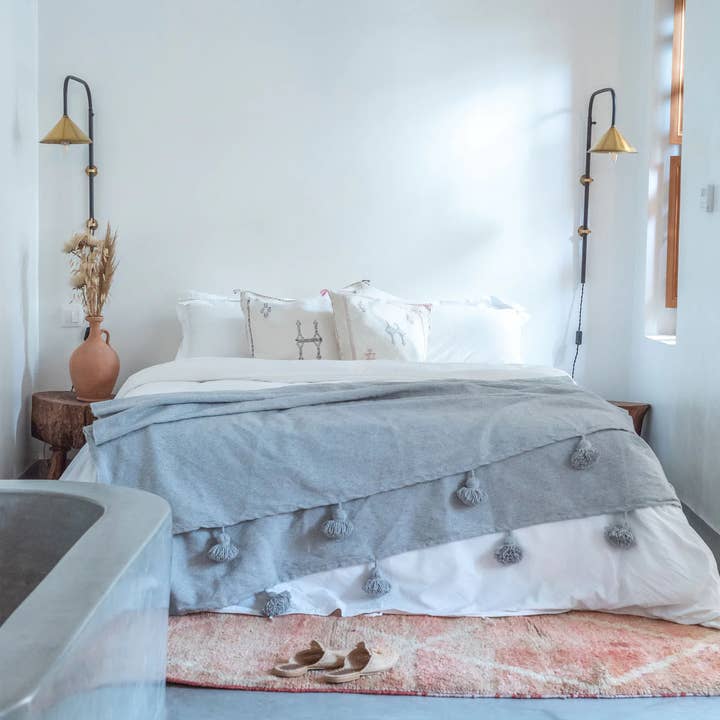 Mikwi - Wholesale Throw Blanket - Moroccan Throw with Pompoms, Throw Bedroom Tassels