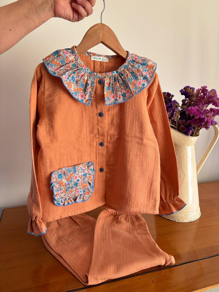 Pigiama Mussola Terracotta Floreale per la vendita all'ingrosso da parte di Maria Jasmim Baby & Child