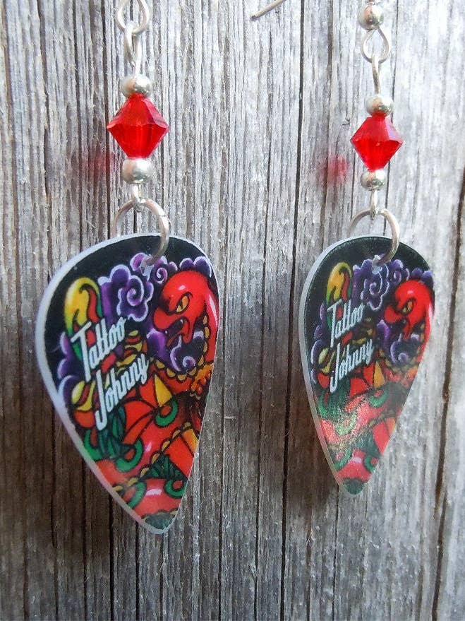 Tattoo Johnny Old School Tattoo Style, orecchini a forma di serpente a forma di plettro per chitarra con cristalli Swarovski rossi per la vendita all'ingrosso da parte di Simply Raevyn