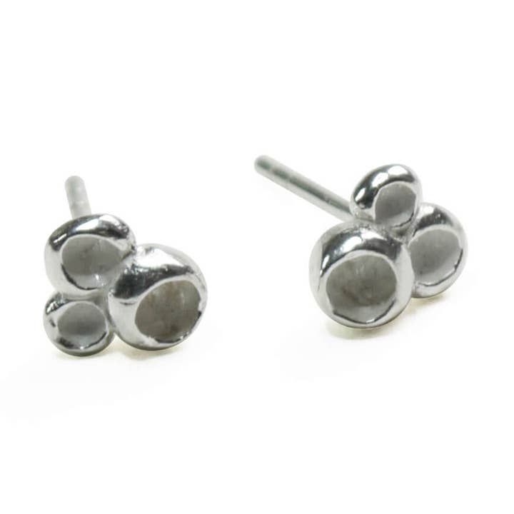 Petites boucles d'oreilles clous en argent massif, inspirée pour la vente par Maä bijoux