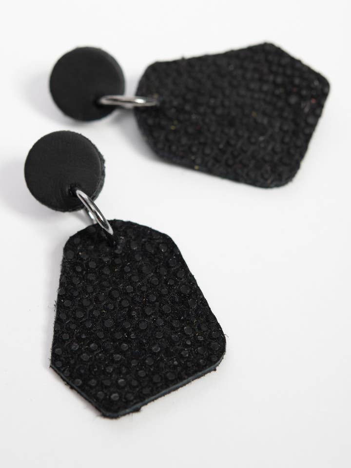 Large geometrical leather earrings DÉLIMA model for wholesale by Veinage