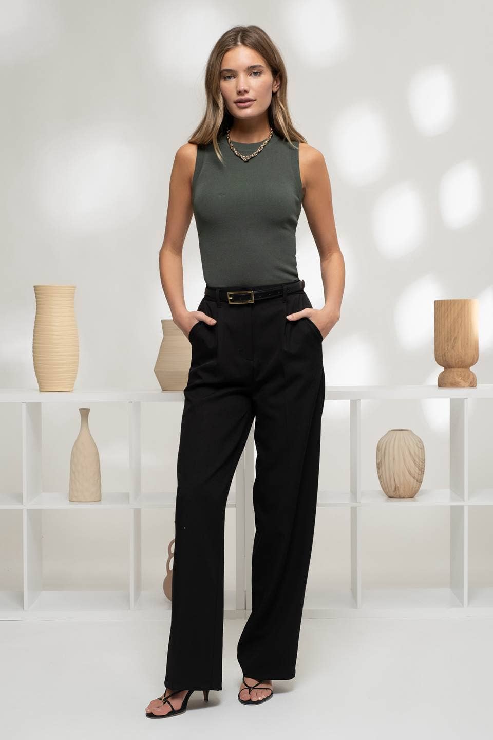 The Workshop Studio – wholesale Stickad topp - Dam – Ärmlös tröja med rund halsringning i stickad modell33