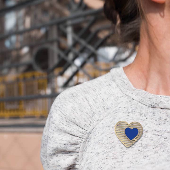 Heart-shaped magnetic brooch for wholesale by tout simplement