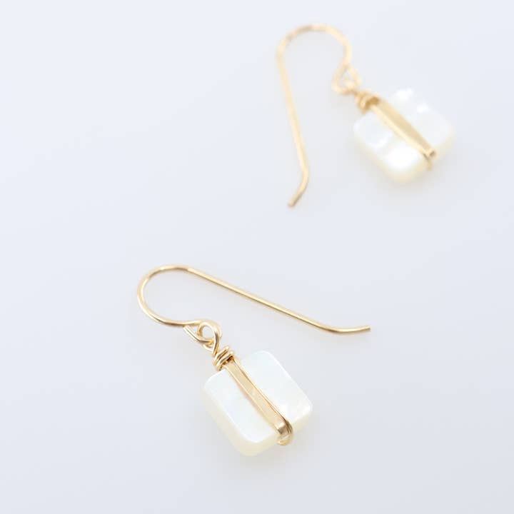 Brincos em madrepérola com toque em barra forjada por atacado de J. Mills Studio