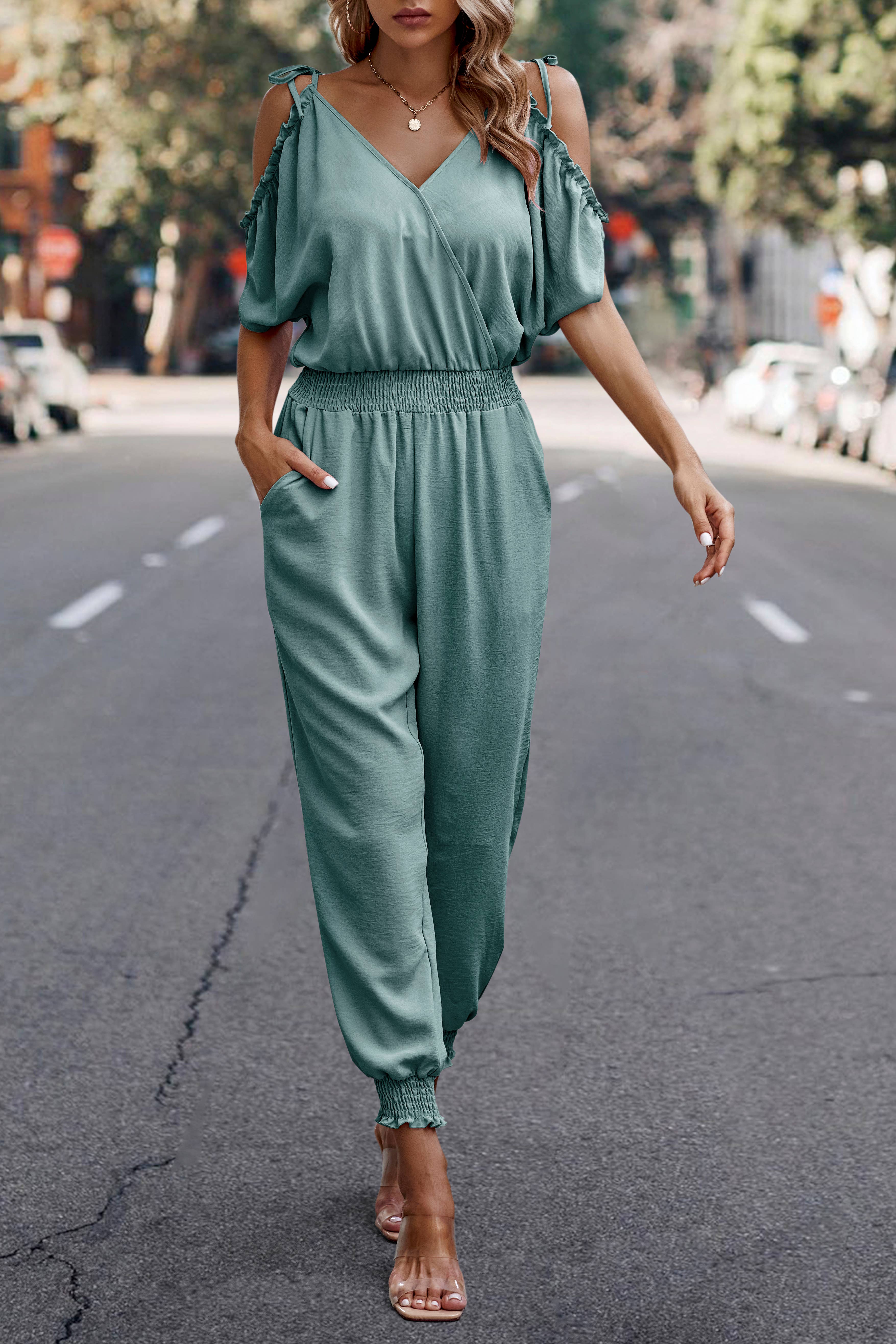 eLook – Großhandel Jumpsuit – Damen – SZ1-J9004 Schulterfreier Wickeloverall mit gesmokter Schulterpartie3