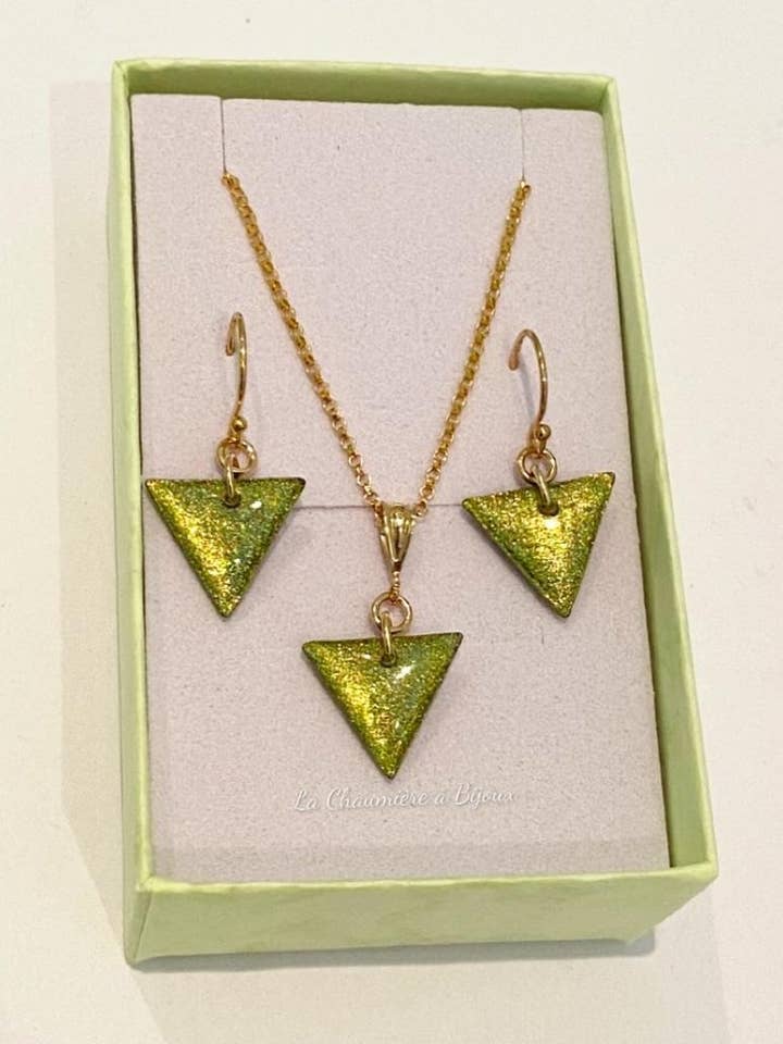 Gold-filled triangle set - Holographic green for wholesale by La Chaumière à Bijoux