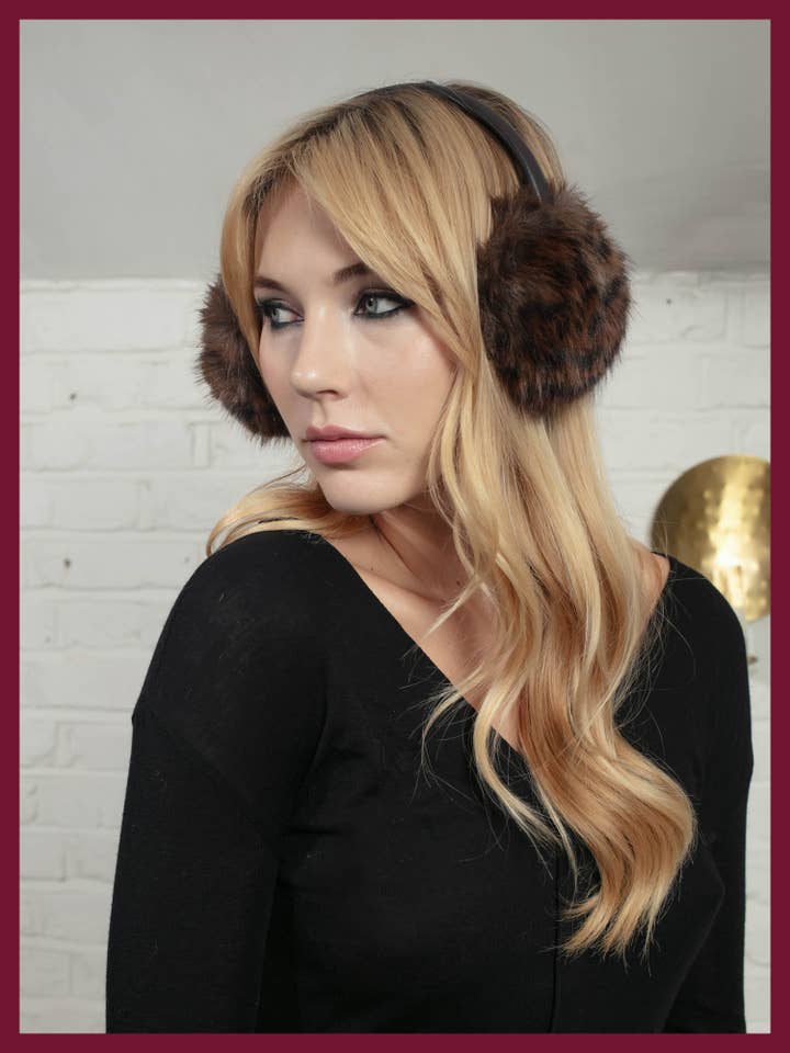 Estella Oorwarmer-Chocolade Luipaard voor wholesale door NOOKI DESIGN LTD