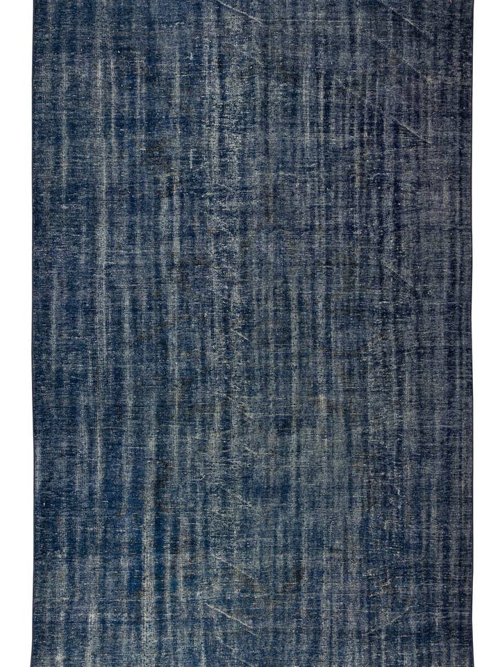 7x10.7 Ft håndlavet tyrkisk områdetæppe overfarvet i marineblå for engroshandel hos Rug Specialist LLC.